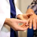 Pielea te ustură și se înroșește din senin? Semnele care pot indica o barieră cutanată slăbită
