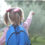Prima zi în clasa I poate veni cu teamă și nesiguranță. Cum îl ajuți pe copil să se adapteze mai ușor