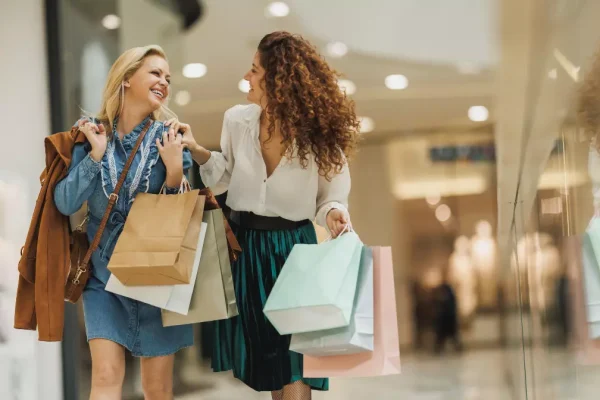 Românii au lăsat sume record în magazine. Supermarketurile au atras cea mai mare parte din cele 42 de miliarde de euro