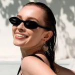 Îți lași părul să se usuce natural după mare sau piscină? Obiceiul care îl poate deteriora fără să îți dai seama