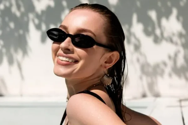 Îți lași părul să se usuce natural după mare sau piscină? Obiceiul care îl poate deteriora fără să îți dai seama