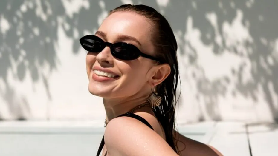Îți lași părul să se usuce natural după mare sau piscină? Obiceiul care îl poate deteriora fără să îți dai seama